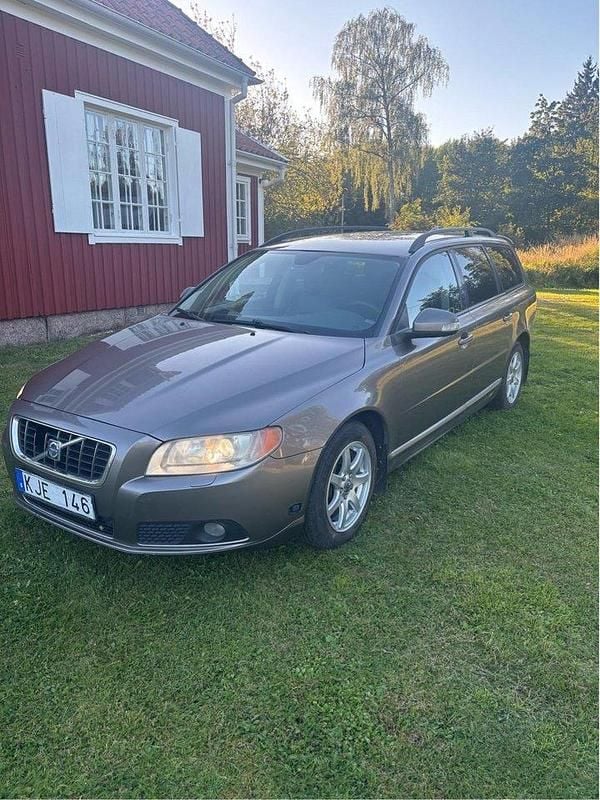 Grå Begagnad 2008 Volvo V70 Momentum Kombi | 30 000 kr (Lite dyr) - Bild 1/4