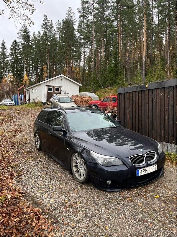 Svart Begagnad 2009 BMW 525 M Sport Kombi | 110 000 kr - Bild 1/4