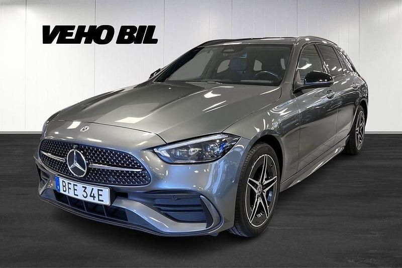Grå Begagnad 2022 Mercedes C300 AMG Line Premium Kombi | 365 000 kr (Marknadspris) - Bild 1/4