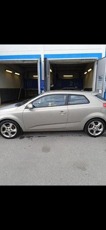 Silver Begagnad 2011 Kia ProCeed 4 Halvkombi | 20 000 kr (Superpris) - Bild 1/4