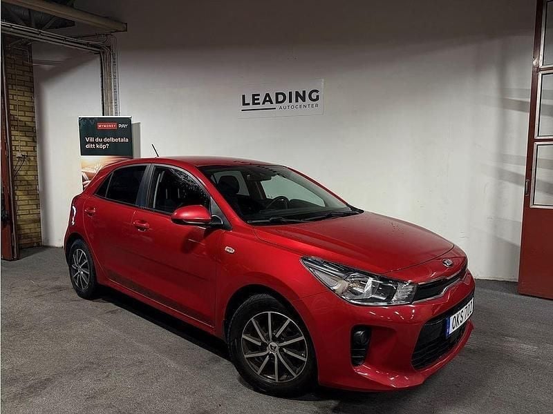Röd Begagnad 2017 Kia Rio Launch Edition Halvkombi | 119 900 kr (Marknadspris) - Bild 1/4