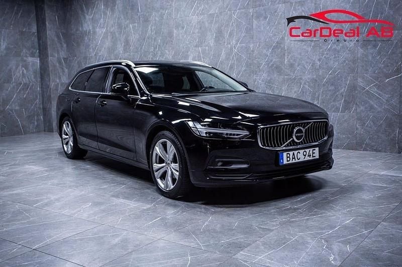 Begagnad Volvo V90 Momentum 190 HK (139 kW) 2020 Svart Kombi