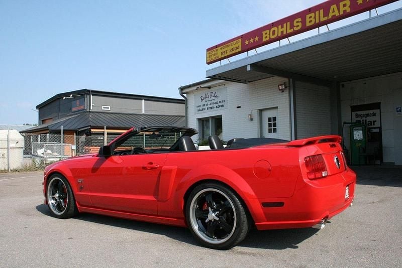 Röd Begagnad 2005 Ford Mustang GT Convertible Cab | 279 000 kr (Dyr) - Bild 1/4