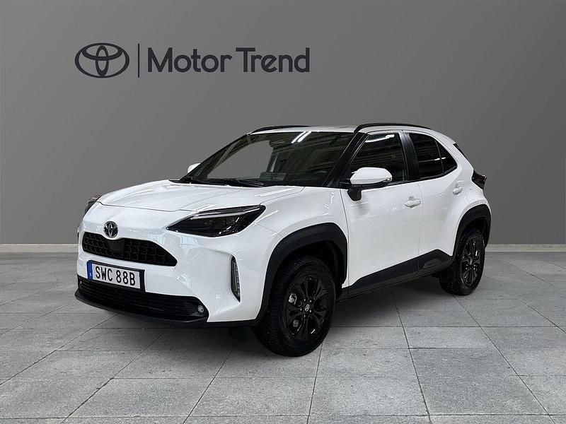 Vit Begagnad 2025 Toyota Yaris Hybrid Active SUV | 319 000 kr (Marknadspris) - Bild 1/4