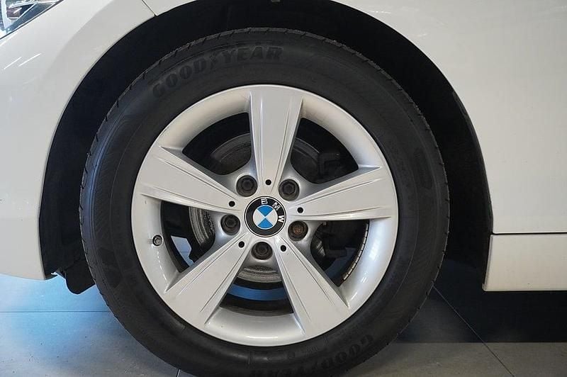 Begagnad BMW 118 Sport Line 150 HK (110 kW) 2015 Vit Halvkombi