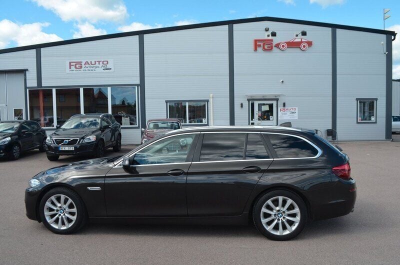 Brun Begagnad 2013 BMW 520 Kombi | 124 900 kr (Marknadspris) - Bild 1/4