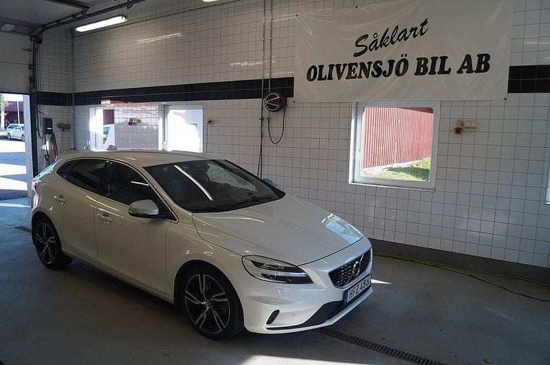 Vit Begagnad 2018 Volvo V40 R-Design Kombi | 199 000 kr (Lite dyr) - Bild 1/4