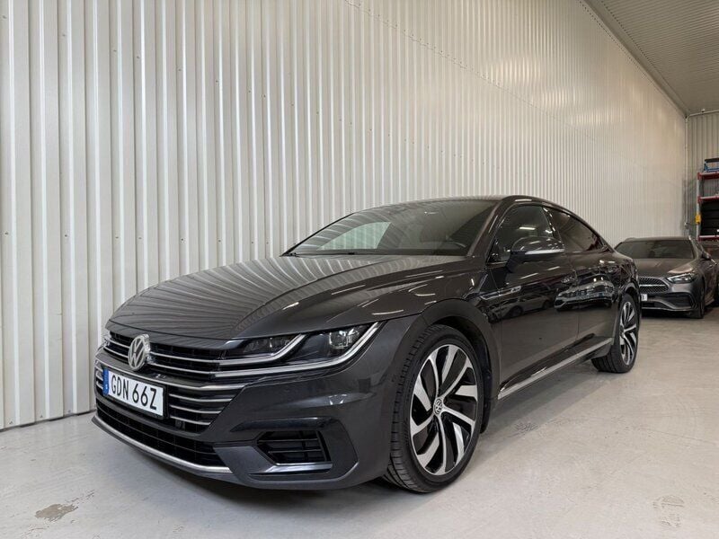 Mörkgrå (mangan grey metallic) Begagnad 2020 VW Arteon GT Halvkombi | 299 000 kr (Marknadspris) - Bild 1/4