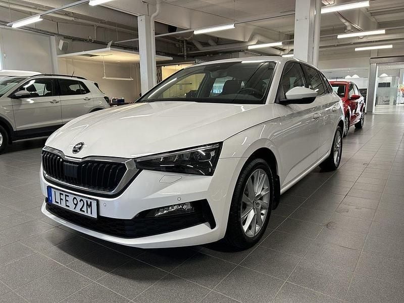 Vit Begagnad 2021 Skoda Scala Style Halvkombi | 184 800 kr (Bra pris) - Bild 1/4