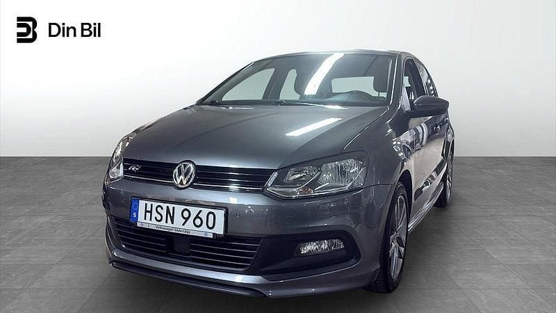 Mörkgrå (pepper grey metallic) Begagnad 2017 VW Polo R-line Halvkombi | 124 900 kr (Marknadspris) - Bild 1/4