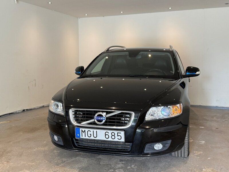 Svart Begagnad 2011 Volvo V50 Momentum Kombi | 64 999 kr (Marknadspris) - Bild 1/4
