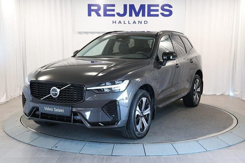 Grå Begagnad 2025 Volvo XC60 Plus SUV | 549 500 kr (Marknadspris) - Bild 1/4