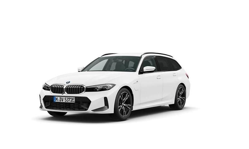Alpine white Begagnad 2024 BMW 330e M Sport Kombi | 494 500 kr (Dyr) - Bild 1/4