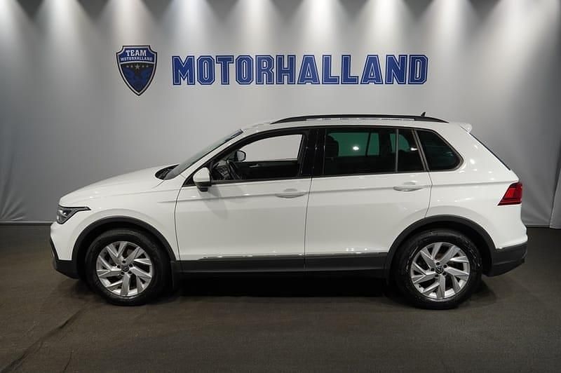 Vit Begagnad 2022 VW Tiguan SUV | 279 000 kr (Marknadspris) - Bild 1/4