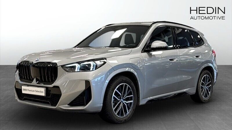 Grå (silver) Begagnad 2024 BMW X1 M Sport SUV | 518 700 kr (Marknadspris) - Bild 1/4