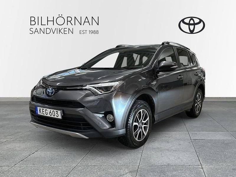 Grå Begagnad 2017 Toyota RAV4 Hybrid Active SUV | 234 900 kr (Marknadspris) - Bild 1/3