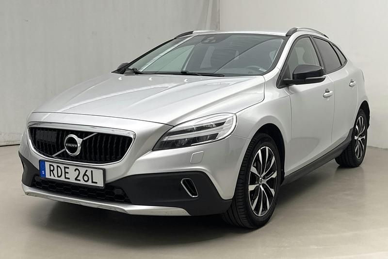 Silver Begagnad 2019 Volvo V40 CC Pro Kombi | 194 800 kr (Bra pris) - Bild 1/4