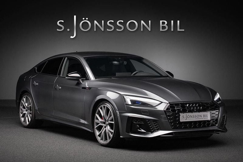Grå Begagnad 2023 Audi A5 Sportback Comfort Halvkombi | 499 000 kr (Dyr) - Bild 1/4