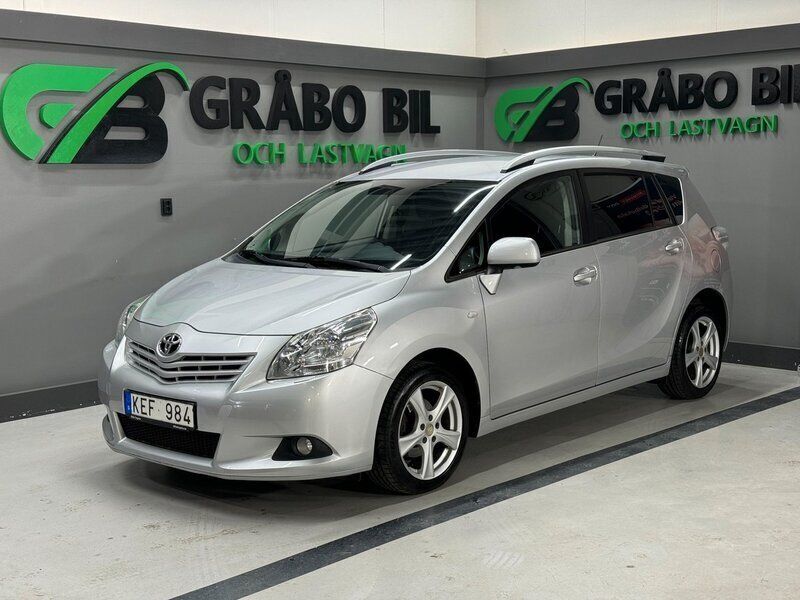 Silver Begagnad 2009 Toyota Verso Minibuss | 129 900 kr (Dyr) - Bild 1/4
