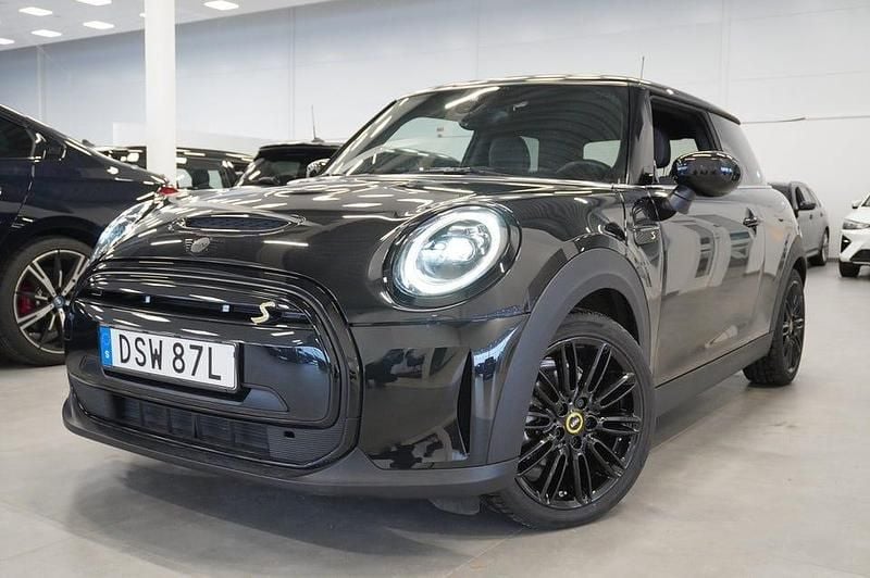 Midnight black ii Begagnad 2022 Mini Cooper Essential Halvkombi | 219 500 kr (Marknadspris) - Bild 1/4