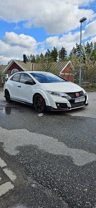 Vit Begagnad 2015 Honda Civic Halvkombi | 185 000 kr (Marknadspris) - Bild 1/4