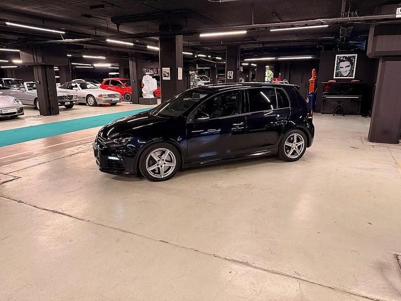Svart Begagnad 2010 VW Golf VI R Halvkombi | 219 000 kr - Bild 1/4
