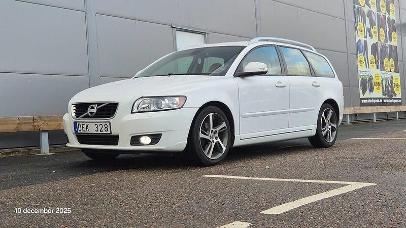 Vit Begagnad 2012 Volvo V50 Momentum Kombi | 89 900 kr (Lite dyr) - Bild 1/4