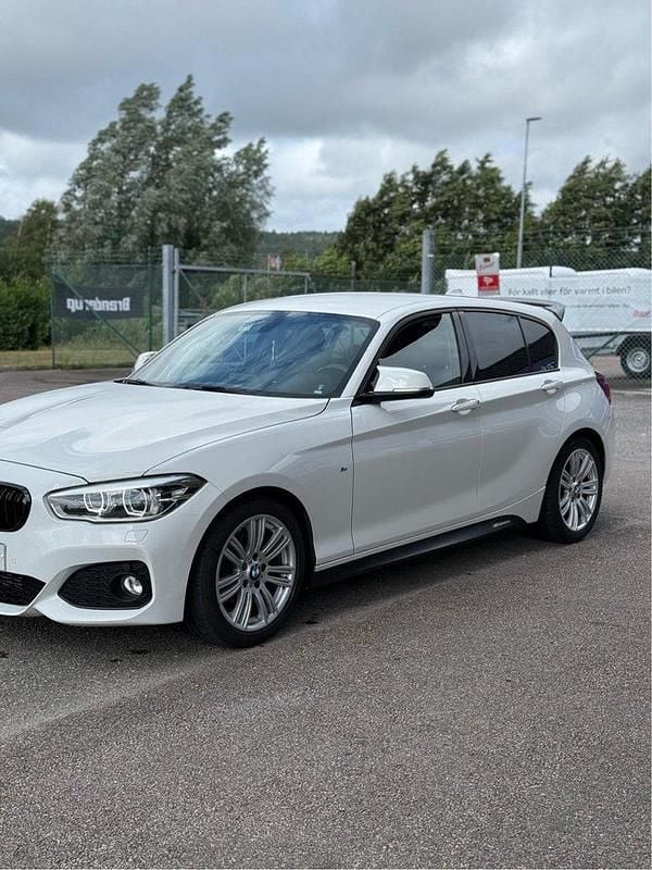 Vit Begagnad 2016 BMW 118 M Sport Halvkombi | 134 999 kr (Bra pris) - Bild 1/4