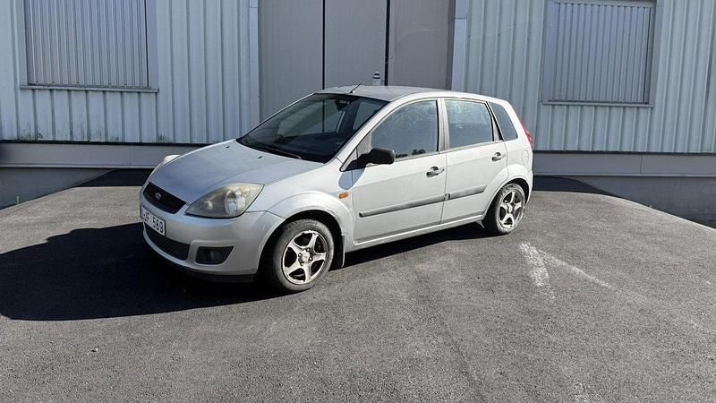 Grå Begagnad 2007 Ford Fiesta Halvkombi | 12 000 kr - Bild 1/4