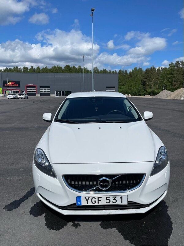 Vit Begagnad 2017 Volvo V40 Kinetic Kombi | 160 000 kr (Marknadspris) - Bild 1/4
