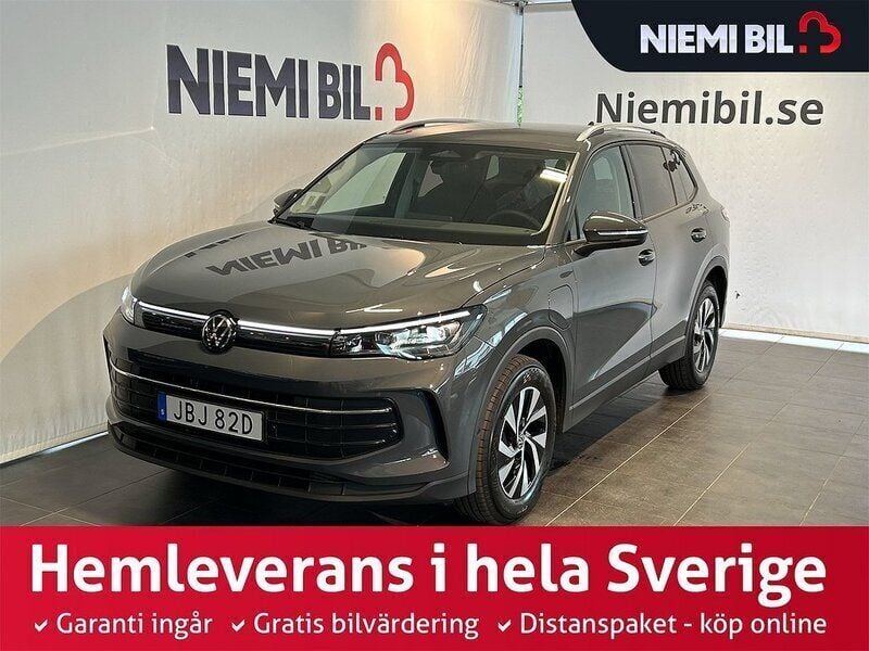 Mörkgrå Ny 2025 VW Tiguan Life SUV | 469 900 kr (Superpris) - Bild 1/3