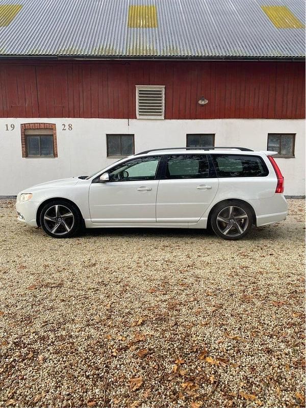Vit Begagnad 2013 Volvo V70 R-Design Kombi | 86 000 kr (Marknadspris) - Bild 1/4