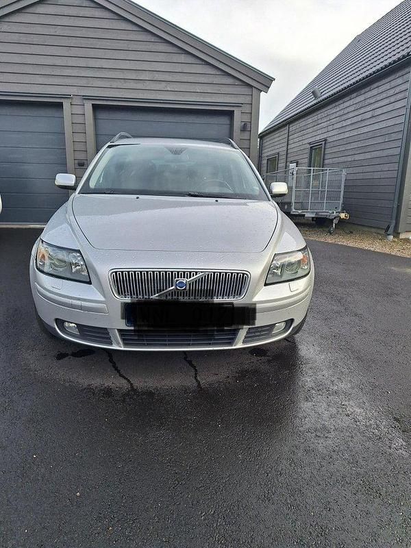 Grå Begagnad 2005 Volvo V50 Kinetic Kombi | 35 000 kr (Marknadspris) - Bild 1/4