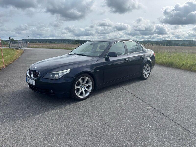 Blå Begagnad 2004 BMW 545 Sedan | 80 000 kr - Bild 1/4