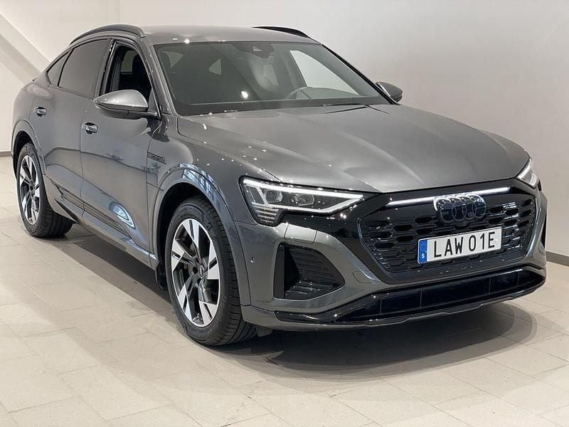 Grå (daytonagrau perleffekt) Begagnad 2024 Audi Q8 e-tron S-Line SUV | 599 000 kr (Marknadspris) - Bild 1/3