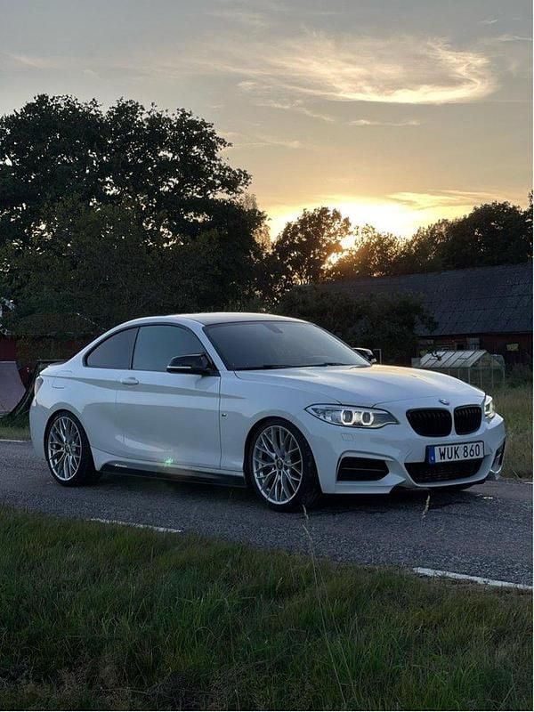 Vit Begagnad 2015 BMW M235 Competition Edition Sportkupé | 259 900 kr - Bild 1/4