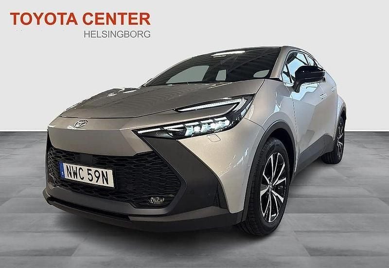 Silver Begagnad 2024 Toyota C-HR Style SUV | 435 300 kr (Marknadspris) - Bild 1/3