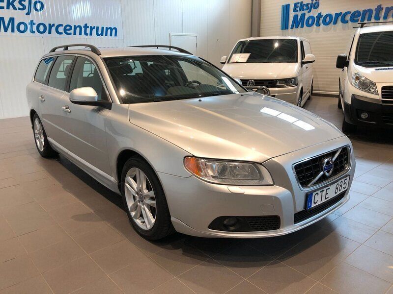 Ljusgrå Begagnad 2013 Volvo V70 Momentum Kombi | 99 900 kr (Marknadspris) - Bild 1/4