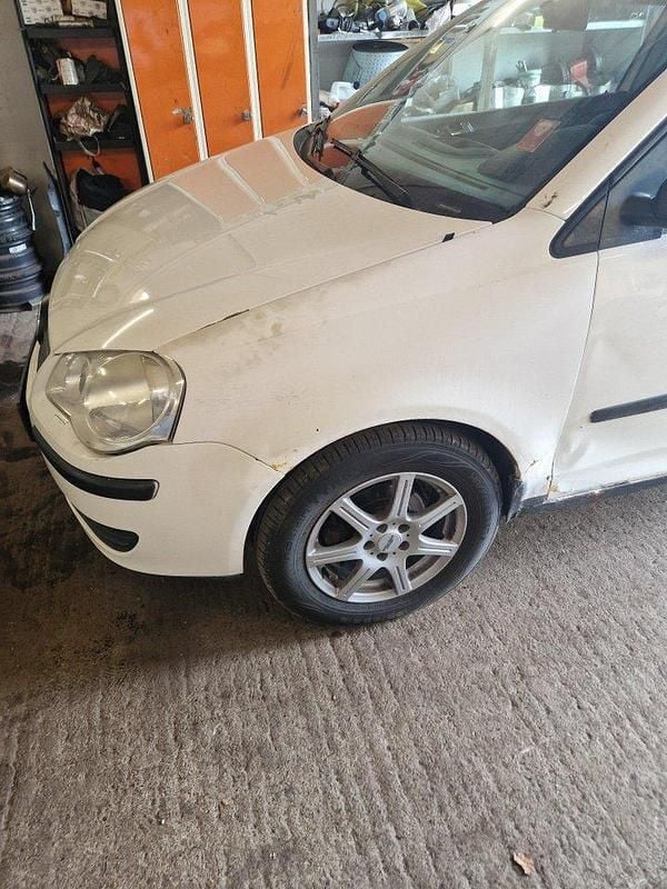 Vit Begagnad 2006 VW Polo Trendline Halvkombi | 24 000 kr (Marknadspris) - Bild 1/4