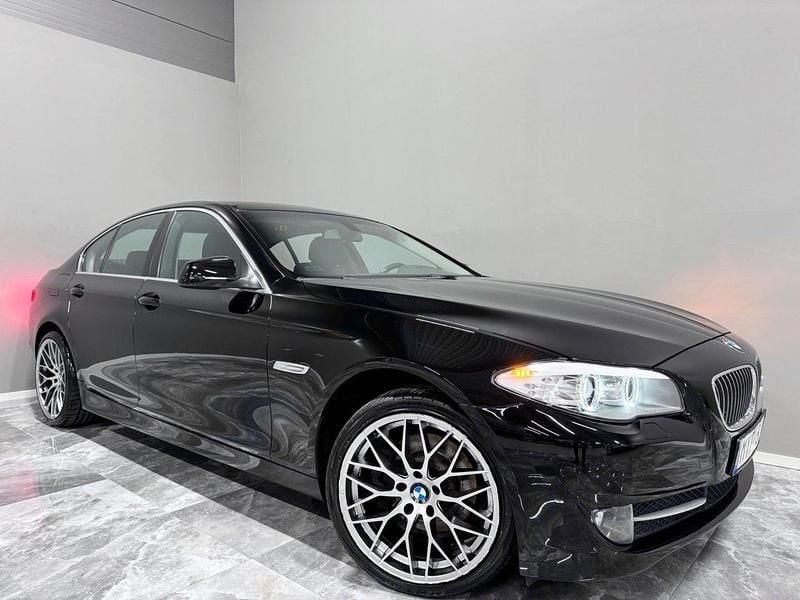 Svart Begagnad 2012 BMW 520 Sedan | 114 900 kr (Marknadspris) - Bild 1/4