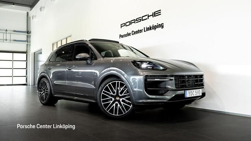 Grå (grey) Begagnad 2025 Porsche Cayenne SUV | 1 399 000 kr (Lite dyr) - Bild 1/4