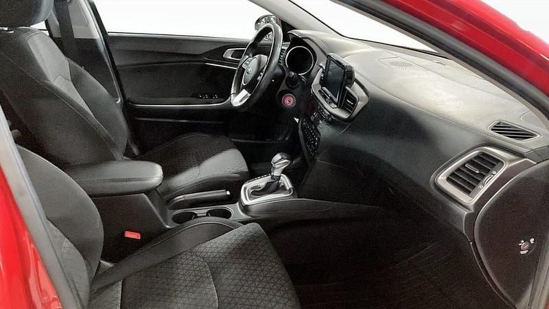 Begagnad Kia Ceed 140 HK (102 kW) 2019 Röd Halvkombi