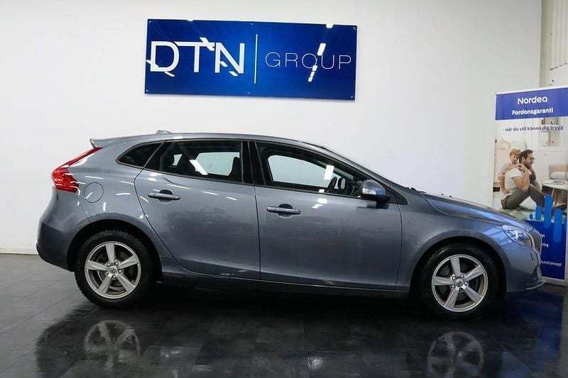 Grå Begagnad 2017 Volvo V40 Kinetic Kombi | 164 500 kr (Marknadspris) - Bild 1/4