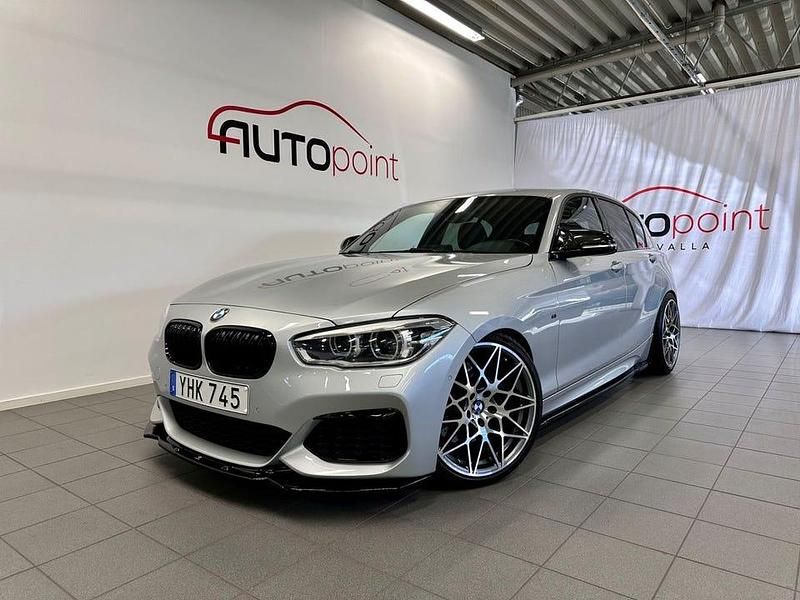 Silver Begagnad 2016 BMW M140 M Performance Halvkombi | 349 000 kr (Marknadspris) - Bild 1/4