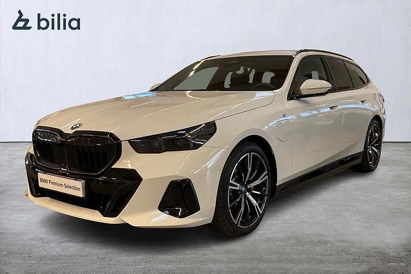 Vit Begagnad 2025 BMW 530e Kombi | 648 600 kr - Bild 1/4