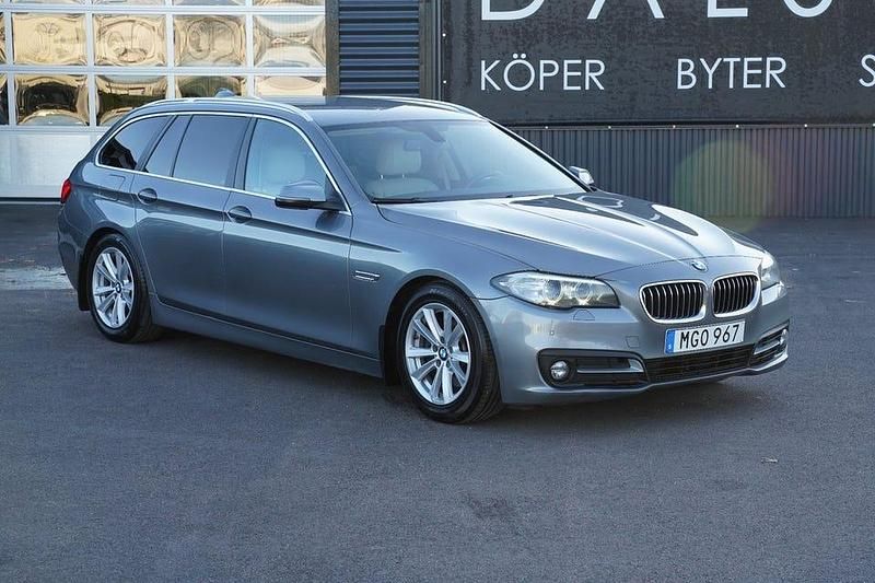 Space grey metallic Begagnad 2017 BMW 520 Sport Line Kombi | 169 000 kr (Bra pris) - Bild 1/4