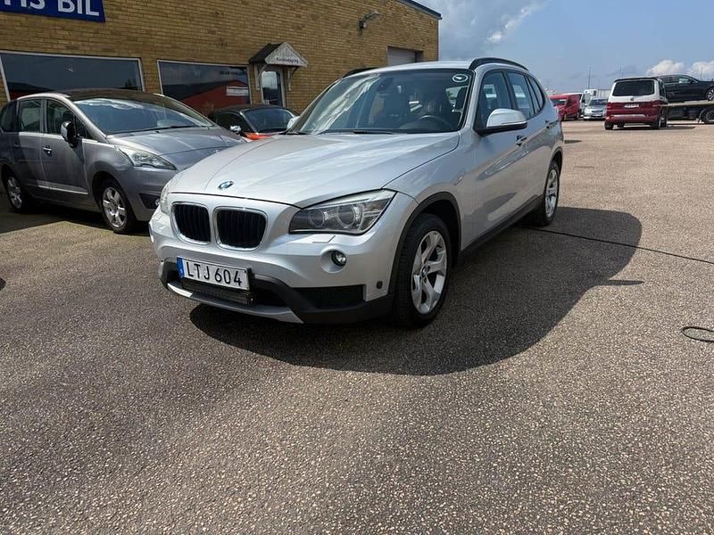 Silver Begagnad 2013 BMW X1 SUV | 119 500 kr (Marknadspris) - Bild 1/4