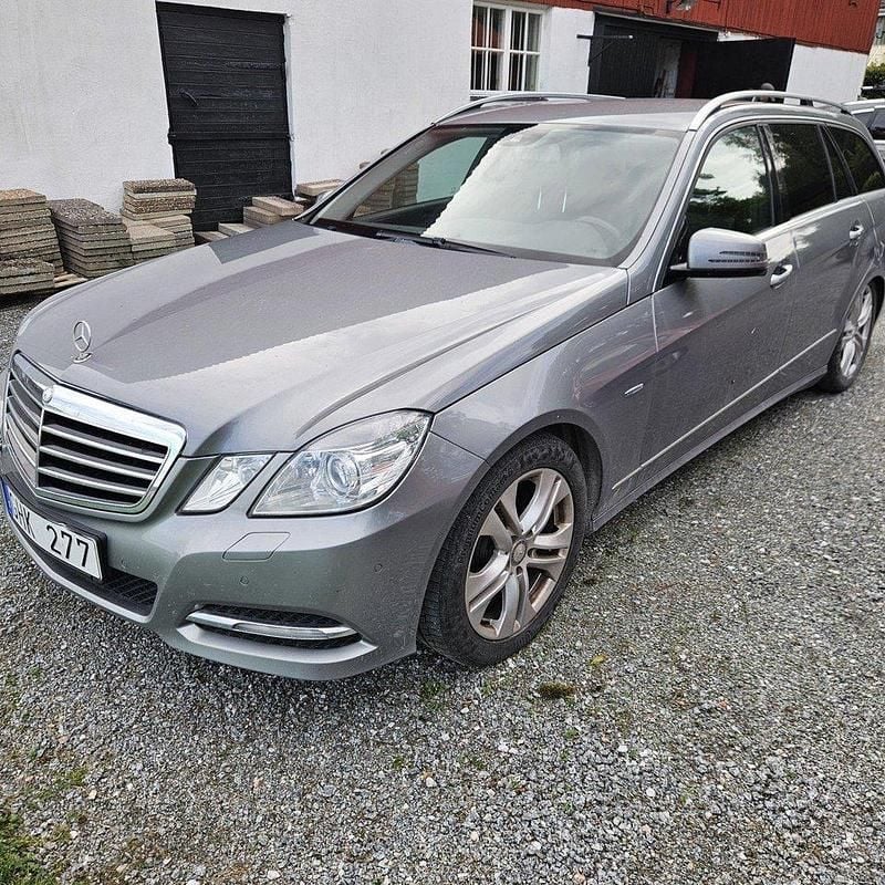 Silver Begagnad 2011 Mercedes E220 Avantgarde Kombi | 50 000 kr - Bild 1/4