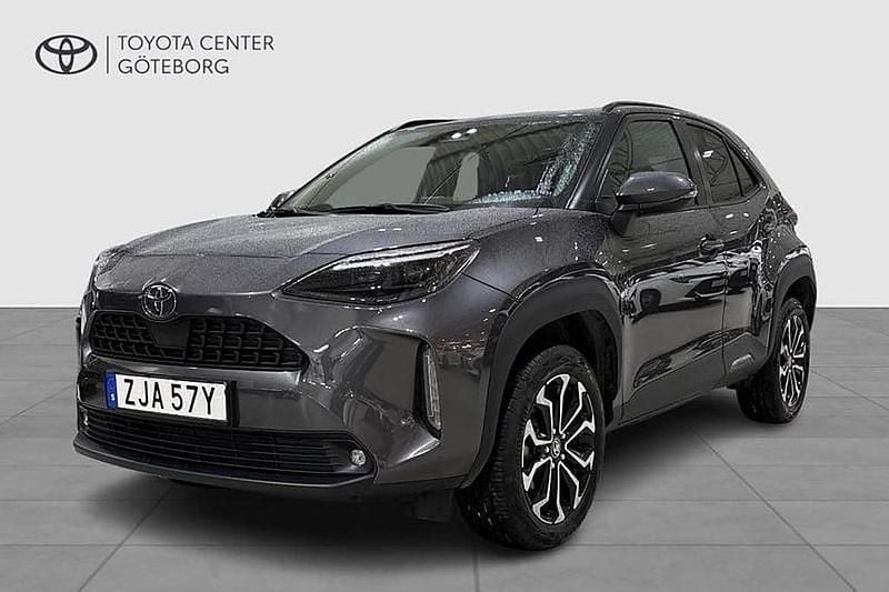 Mörkgrå Begagnad 2024 Toyota Yaris Cross Active SUV | 294 900 kr (Marknadspris) - Bild 1/3
