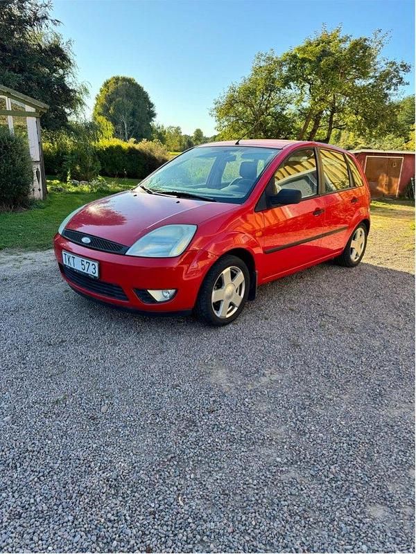 Röd Begagnad 2002 Ford Fiesta Halvkombi | 20 000 kr (Bra pris) - Bild 1/4